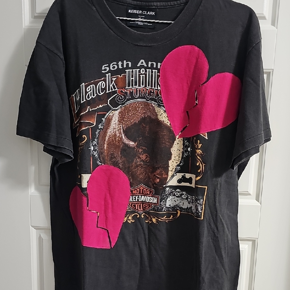Never WORN Keiser Clark Black Graphic T-Shirt with Pink Hearts